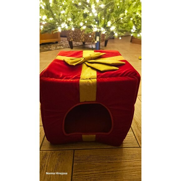 Red & Gold Gift Box-Themed Christmas Pet Bed With Bow - Picture 1 of 5